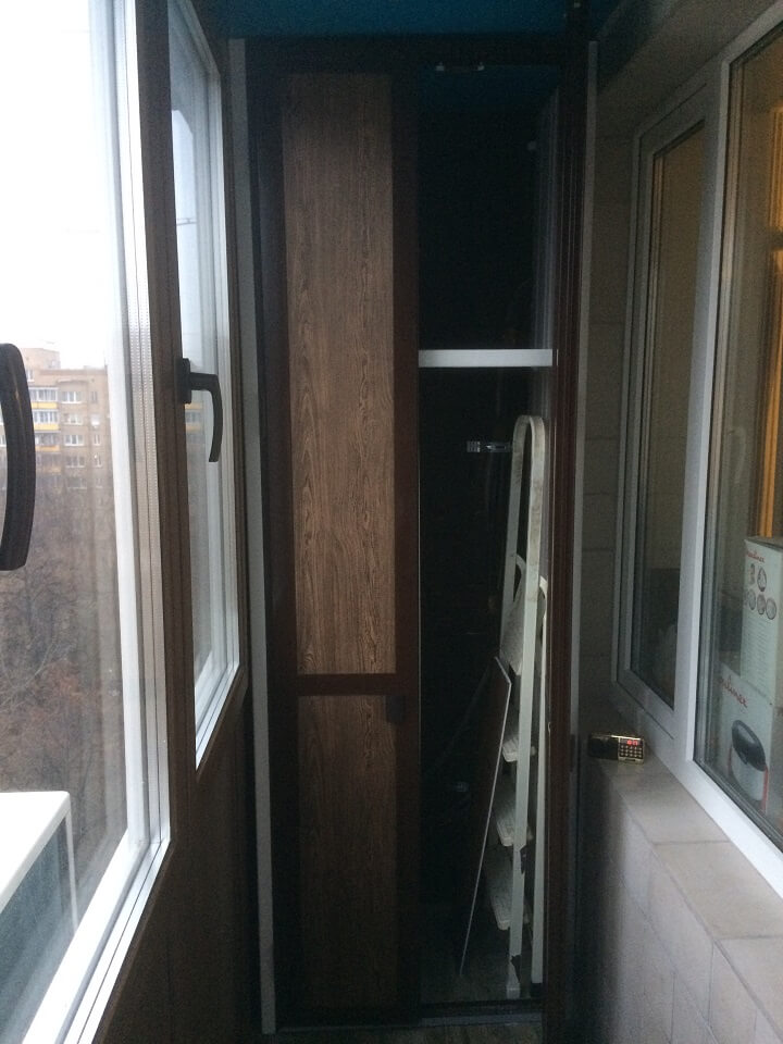 Шкаф с распашными дверцами на балкон 21