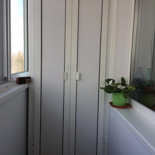 Шкаф с распашными дверцами на балкон 38