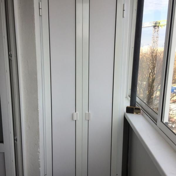 Шкаф с распашными дверцами на балкон  39