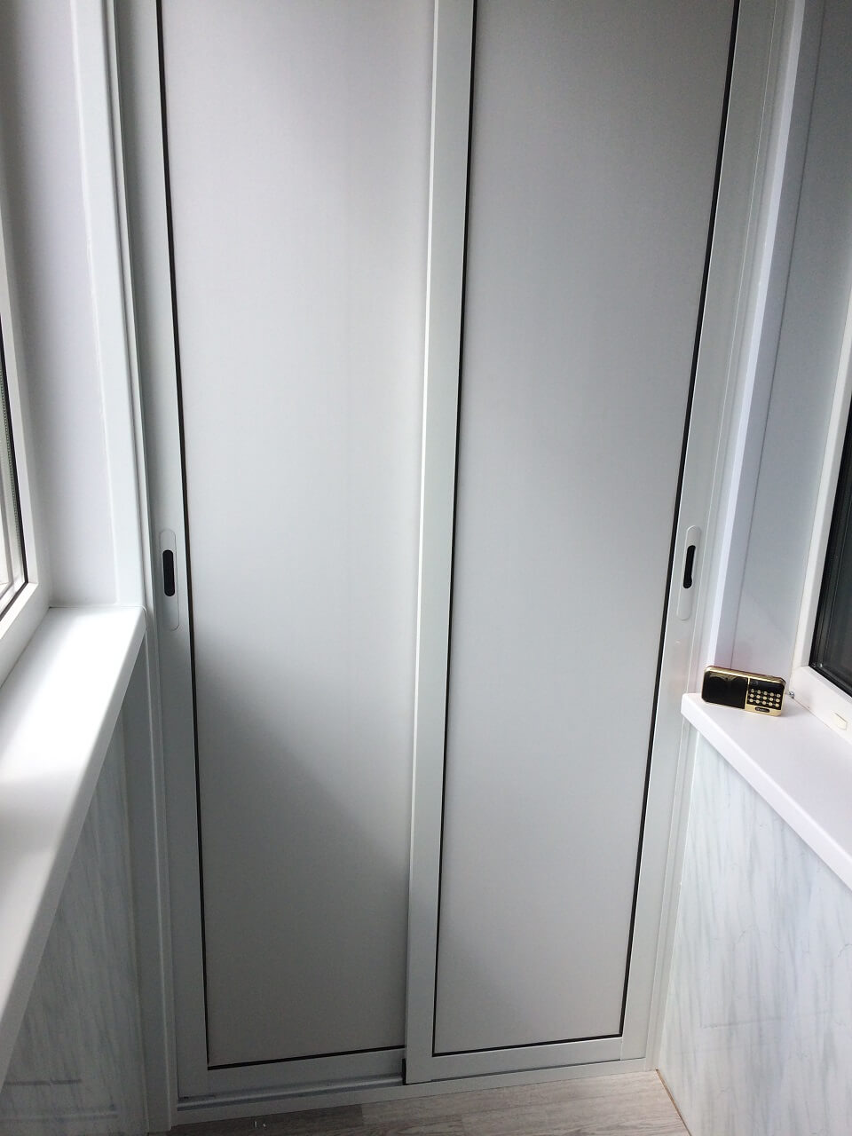 шкафчик на лоджии с дверками