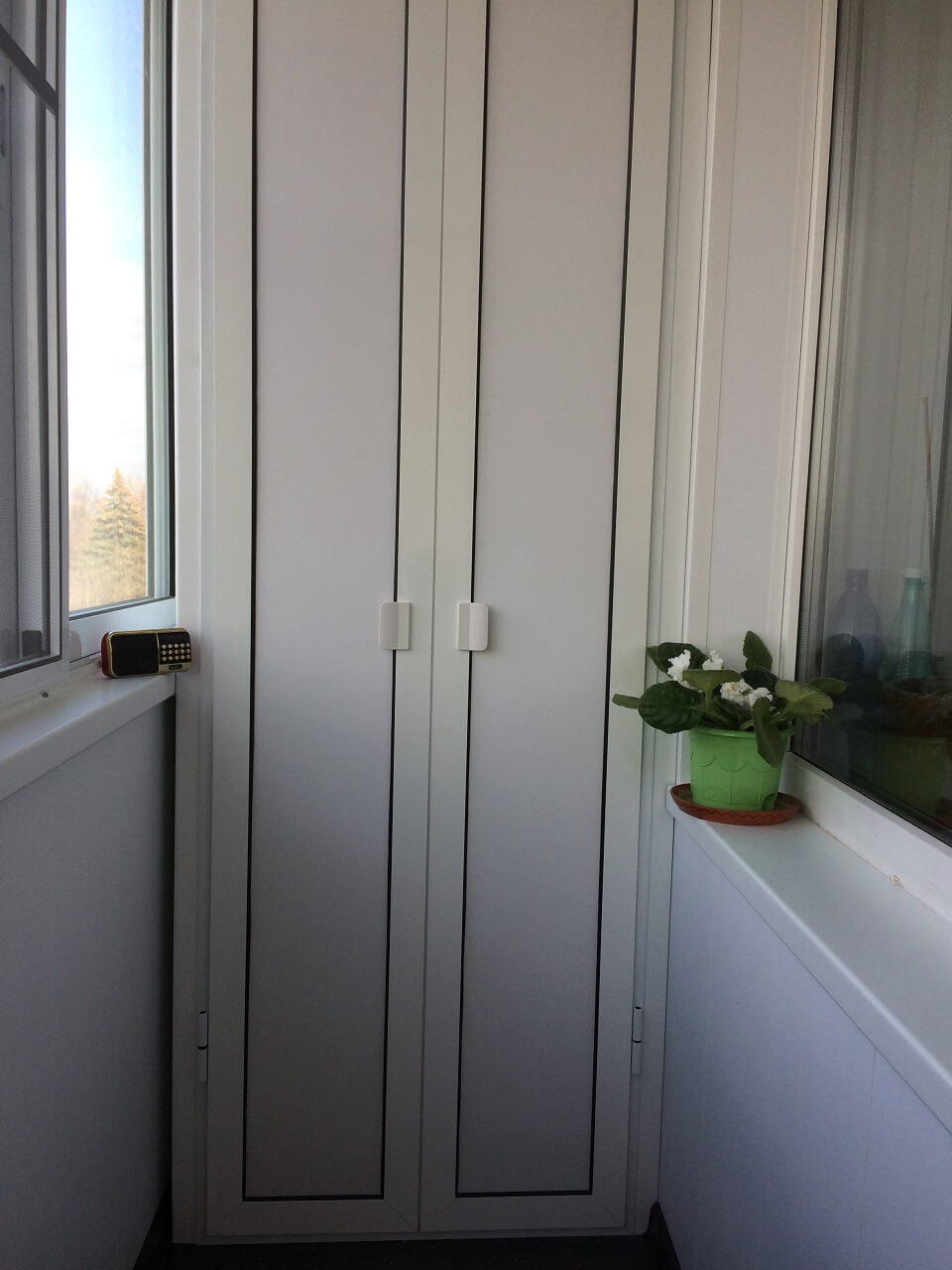 Шкаф с ротанговыми дверцами