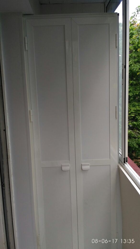 Шкаф с распашными дверцами на балкон 4