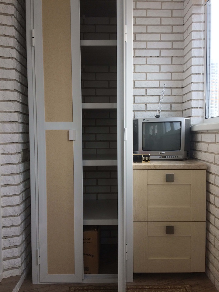 Шкаф с распашными дверцами на балкон 26