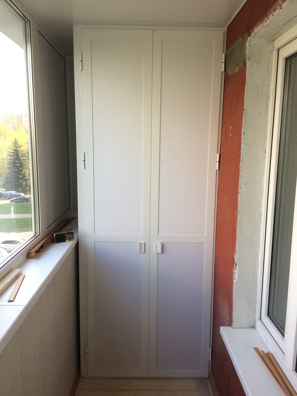 Шкаф с распашными дверцами на балкон 31