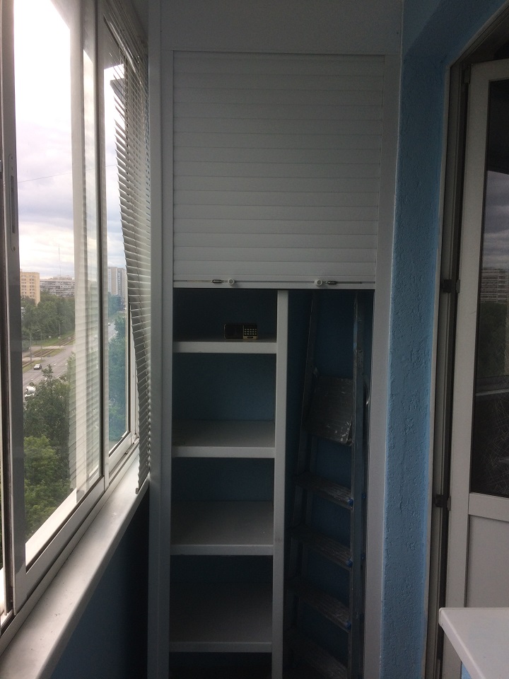 Красивые шкафчики на балконе