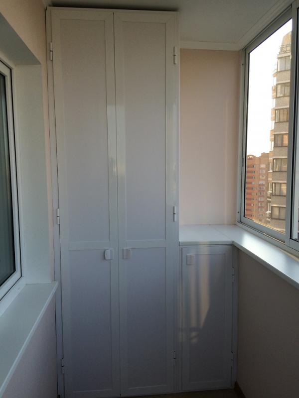 Шкаф с распашными дверцами на балкон 1
