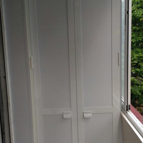 Шкаф с распашными дверцами на балкон 4