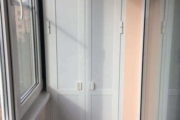 Шкаф с распашными дверцами на балкон 5