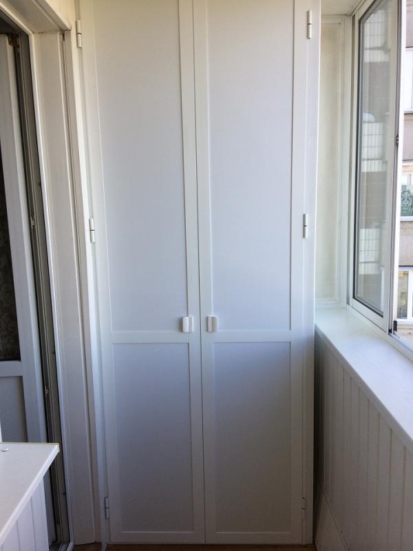 Шкаф с распашными дверцами на балкон 6