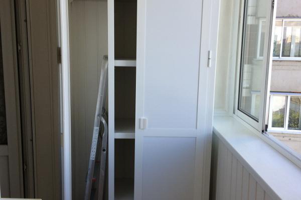 Шкаф с распашными дверцами на балкон 7