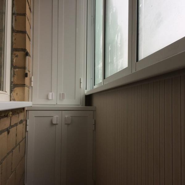 Шкаф с распашными дверцами на балкон 15