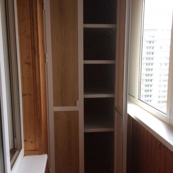 Шкаф с распашными дверцами на балкон 17