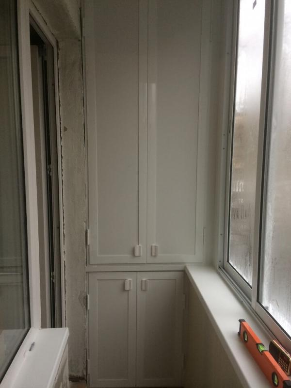 Шкаф с распашными дверцами на балкон 18
