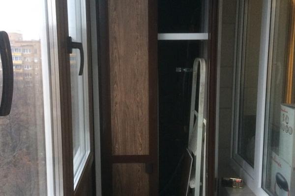 Шкаф с распашными дверцами на балкон 21