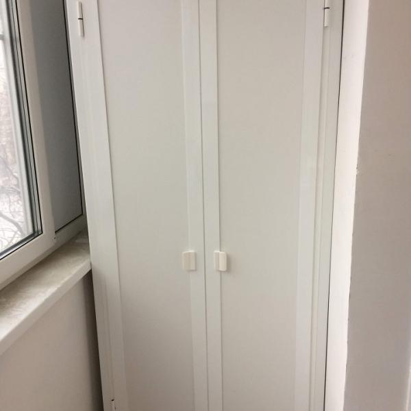 Шкаф с распашными дверцами на балкон 22