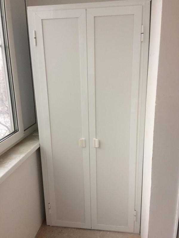 Шкаф с распашными дверцами на балкон 22