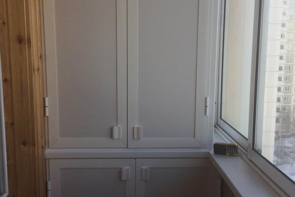 Шкаф с распашными дверцами на балкон 23