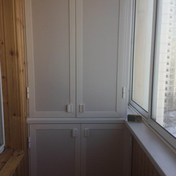 Шкаф с распашными дверцами на балкон 23