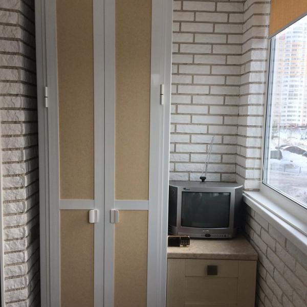 Шкаф с распашными дверцами на балкон 25