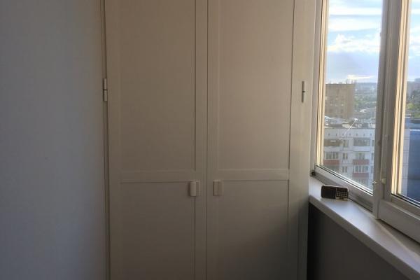 Шкаф с распашными дверцами на балкон 28