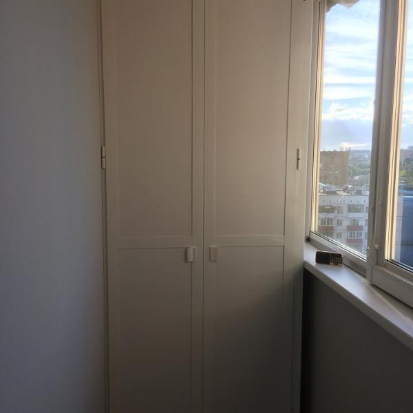 Шкаф с распашными дверцами на балкон 28