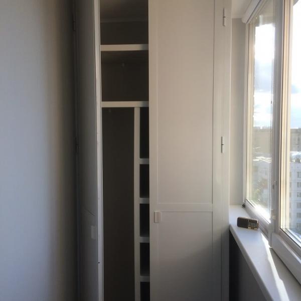 Шкаф с распашными дверцами на балкон 29