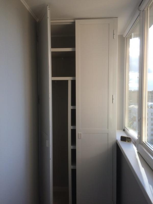 Шкаф с распашными дверцами на балкон 29