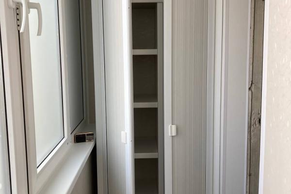 Шкаф с распашными дверцами на балкон 53