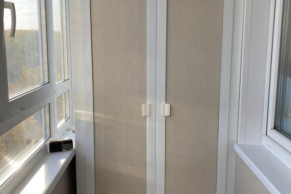 Шкаф с распашными дверцами на балкон 54