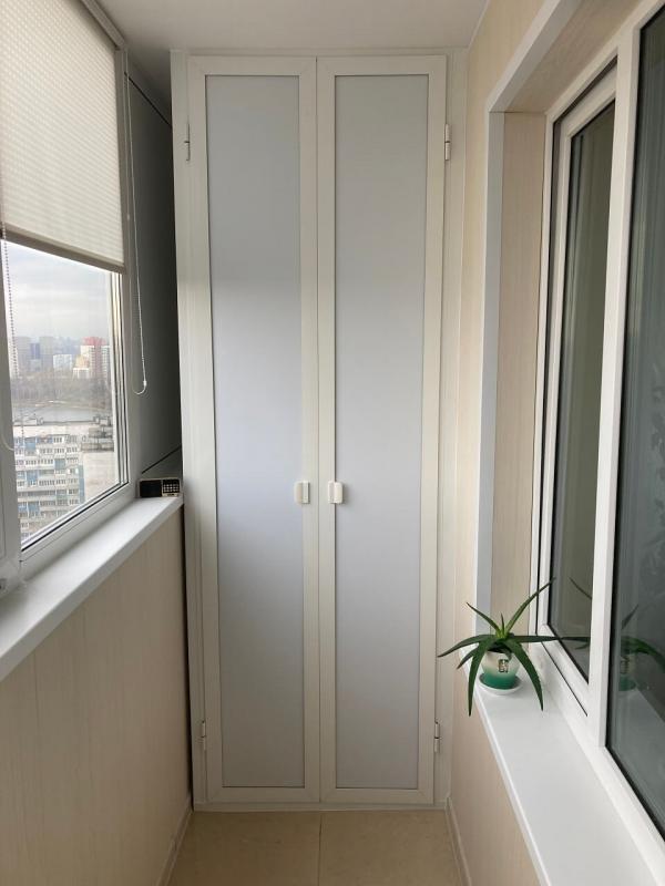 Шкаф с распашными дверцами на балкон 55