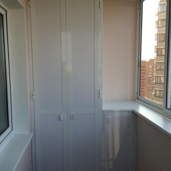 Шкаф с распашными дверцами для балкона 1