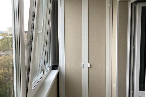 Шкаф с распашными дверцами на балкон 58