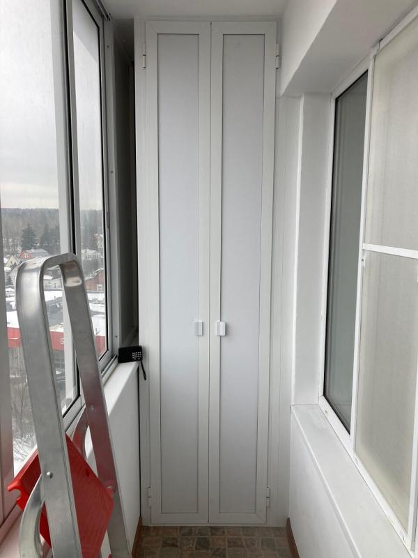 Шкаф с распашными дверцами на балкон 61