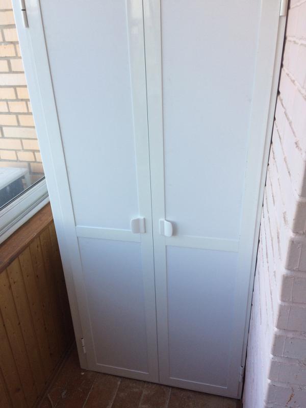 Шкаф с распашными дверцами на балкон