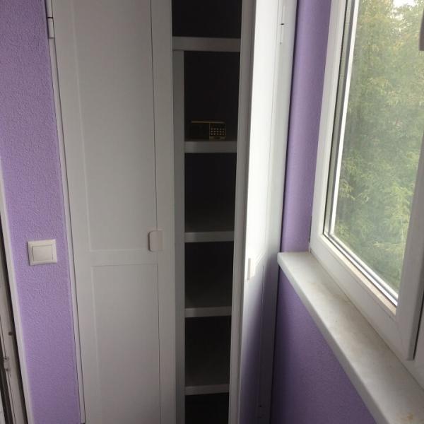 Шкаф с распашными дверцами на балкон  30