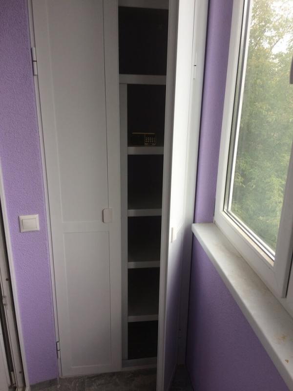 Шкаф с распашными дверцами на балкон  30