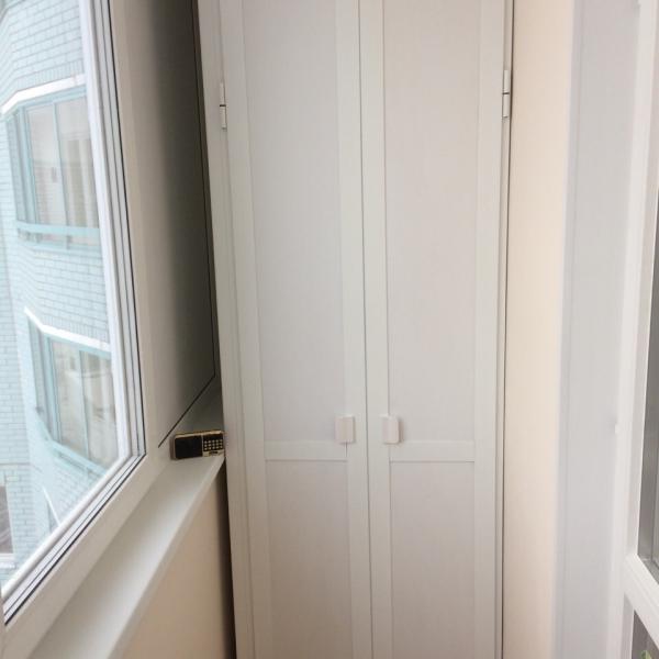 Шкаф с распашными дверцами на балкон 32