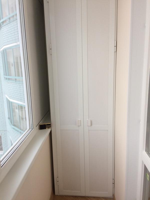 Шкаф с распашными дверцами на балкон 32