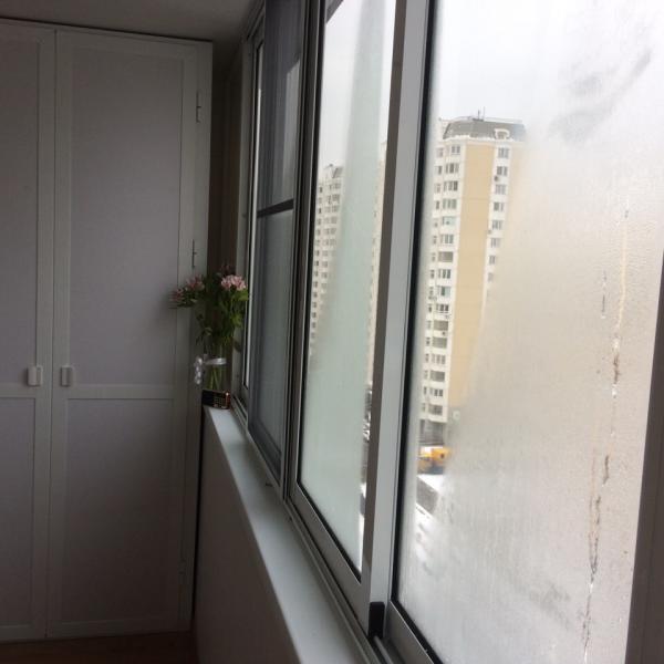 Шкаф с распашными дверцами на балкон 33