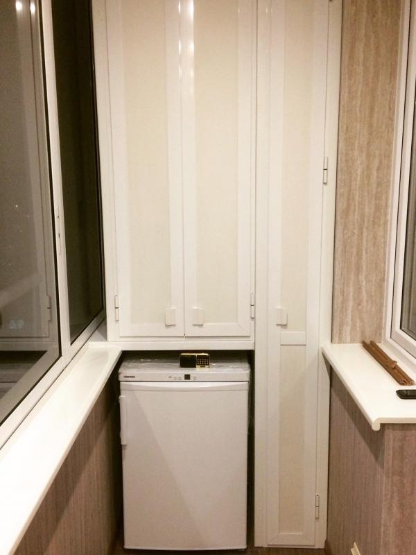 Шкаф с распашными дверцами на балкон 34