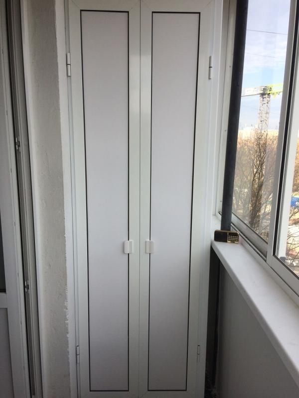 Шкаф с распашными дверцами на балкон  39