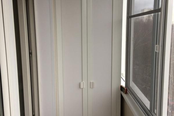 Шкаф с распашными дверцами на балкон 40