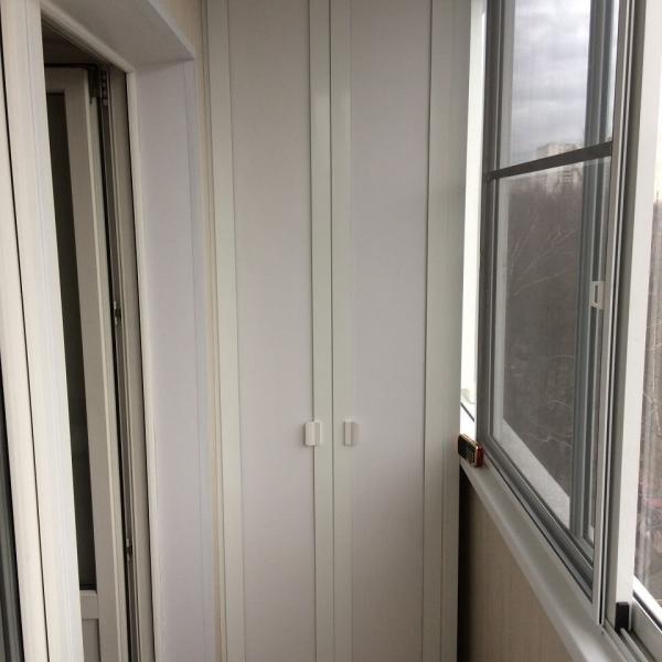 Шкаф с распашными дверцами на балкон 40