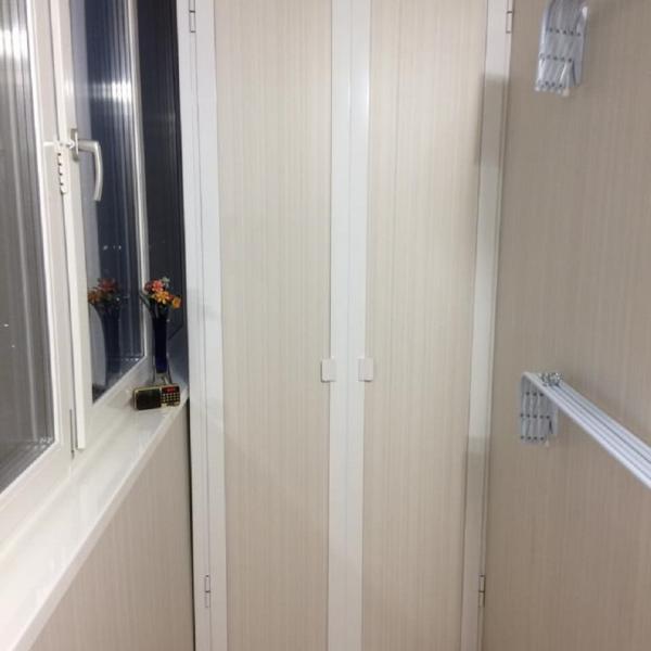 Шкаф с распашными дверцами на балкон  44