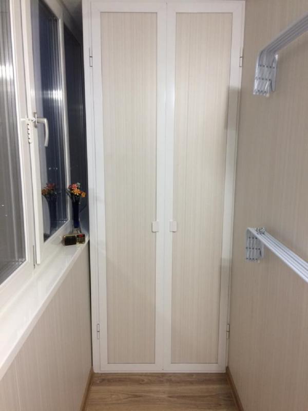 Шкаф с распашными дверцами на балкон  44