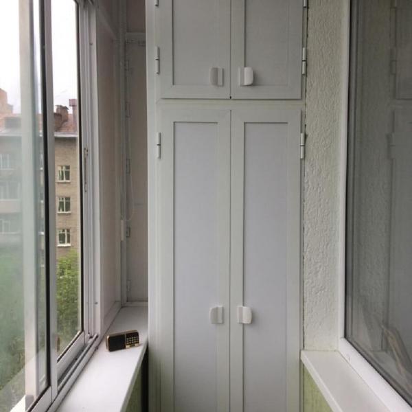 Шкаф с распашными дверцами на балкон 46