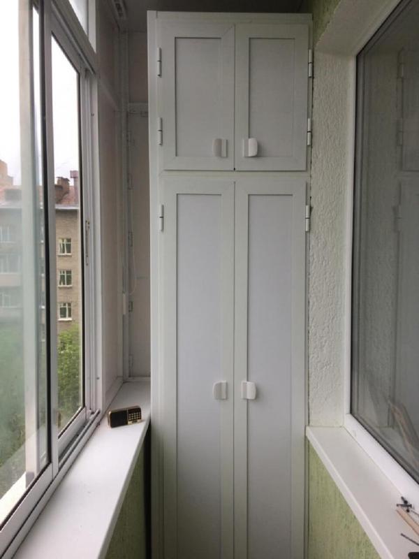 Шкаф с распашными дверцами на балкон 46