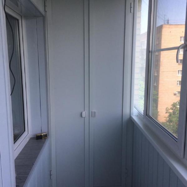 Шкаф с распашными дверцами на балкон 47