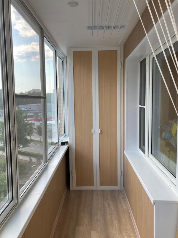 Шкаф с распашными дверцами на балкон 50
