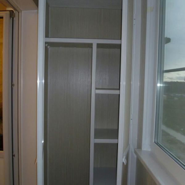 Шкафы с распашными дверцами на балкон 10
